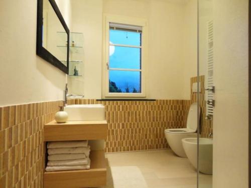 La salle de bains est pourvue d'un lavabo, de toilettes et d'une fenêtre. dans l'établissement Casa Vacanze Verdoliva, à San Miniato