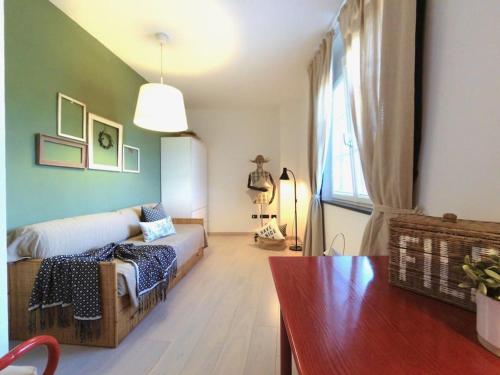 Zimmer mit einem Bett, einem Tisch und einem Fenster in der Unterkunft Casa Vacanze Verdoliva in San Miniato