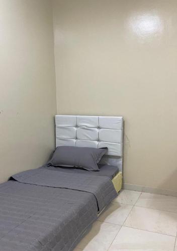 Llit o llits en una habitació de غرفة للسيدات في شقة مشتركة