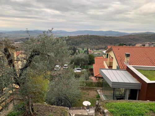 een uitzicht op een stad met een huis met een dak bij Casa Paslawski in Corciano