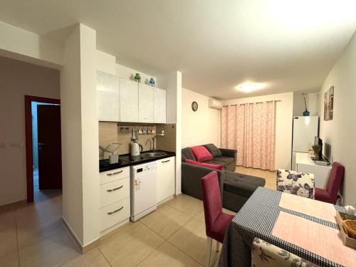 una cucina e un soggiorno con divano e tavolo di Friends 2 Apartments a Risan