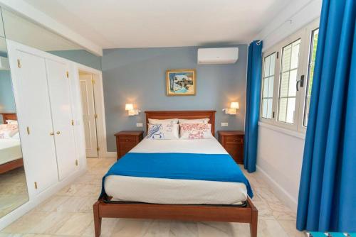Tempat tidur dalam kamar di One bedroom house with shared pool terrace and wifi at Canico 1 km away from the beach