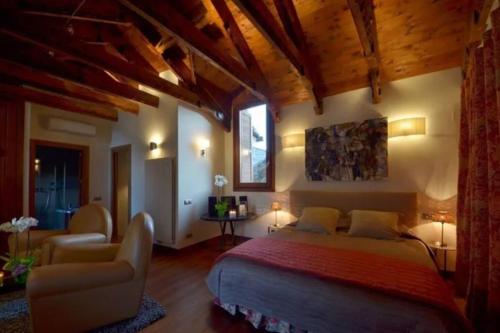 1 dormitorio con 1 cama y 1 silla en una habitación en One bedroom property with private pool sauna and terrace at Boltana, en Boltaña