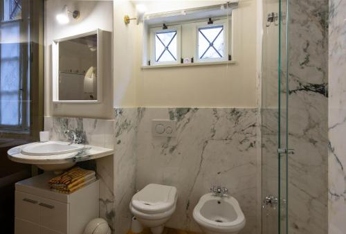 uma casa de banho com um lavatório, um WC e um chuveiro em Il cielo in una stanza em Bérgamo