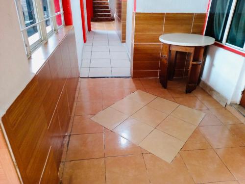 a hallway with a table and a tile floor at Hotel Puerto México Aeropuerto in Mexico City