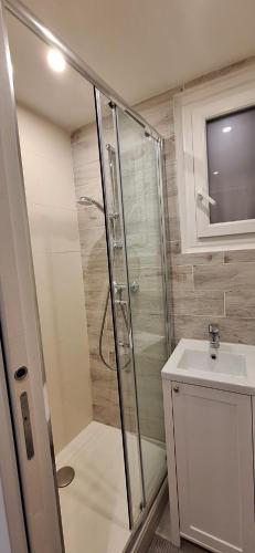 een badkamer met een douche en een wastafel bij Joli studio bien équipé état neuf proche plage gare stationnement gratuit in Menton