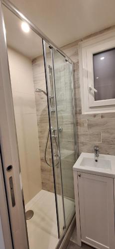 une salle de bain avec douche et lavabo dans l'établissement Studio lumineux avec parking proche Monaco, Nice, plage et gare, à Menton