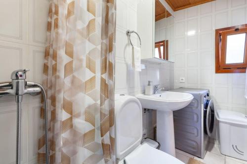 Koupelna v ubytování 2 bedrooms house with wifi at Soengas