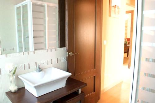Ένα μπάνιο στο Charming chalet in Almodóvar del Río with private pool
