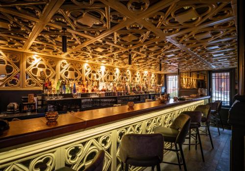 un bar dans un restaurant avec un plafond en bois dans l'établissement Quartier-Sud, à Anvers