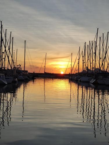 Un grupo de barcos estacionados en un puerto deportivo al atardecer. en Abombordo, en Lisboa