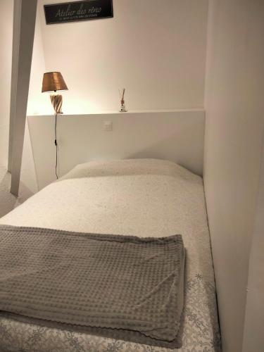 - une chambre avec un lit et une lampe dans l'établissement Appartement 1er étage MÈZE, à Mèze