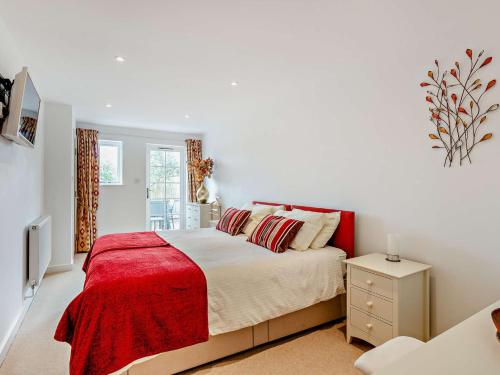 3 Bed in Appledore 28479 في آبيلدوور: غرفة نوم بيضاء مع سرير وبطانية حمراء