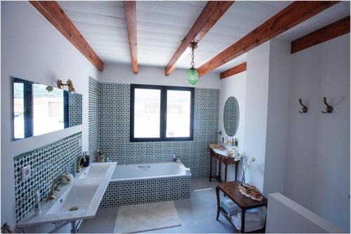 baño grande con bañera y lavamanos en Costa Blanca belle maison entre mer et montagne, en Adsubia
