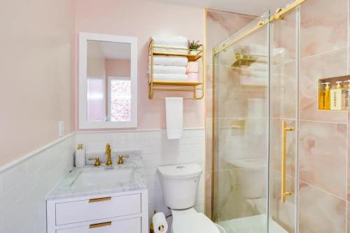 y baño con ducha, aseo y lavamanos. en Unique Escapes - Rosé All Day Geodome, en Monticello