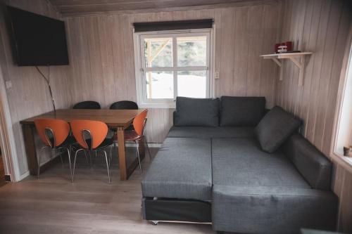 ein Wohnzimmer mit einem Sofa und einem Tisch in der Unterkunft Bontveit Villa s in Bergen