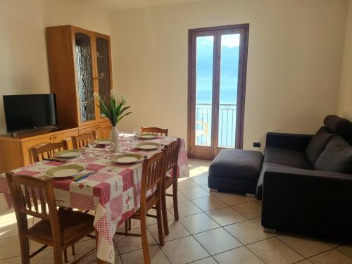 een woonkamer met een tafel en een bank bij CASA FRANCESCA in Stazzona