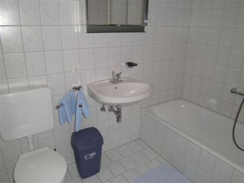 ein Badezimmer mit einem Waschbecken, einem WC und einer Badewanne in der Unterkunft Ferienwohnung Kirchbrücke in Mieders