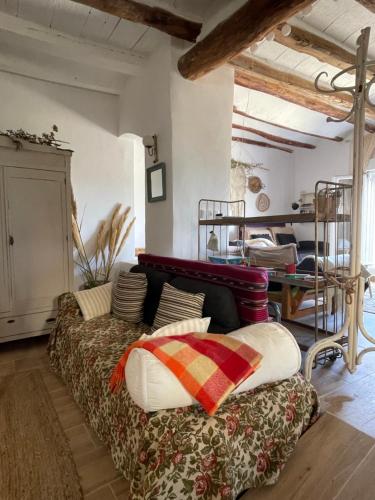 a living room with a couch with pillows on it at El Mirador de Benialfaqui, apartamento Els Olivers 