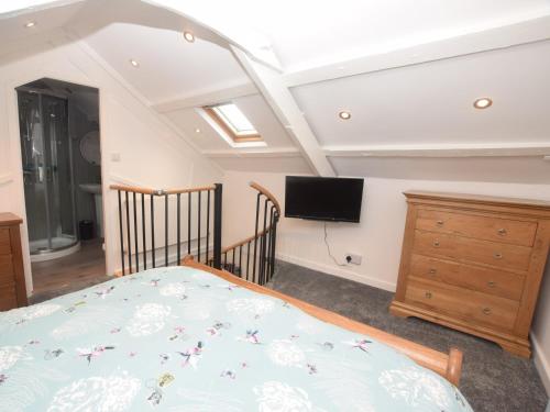 Postel nebo postele na pokoji v ubytování 1 Bed in Narberth 72863