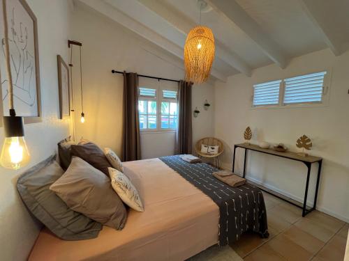Una cama o camas en una habitación de La Villa d'à Côté