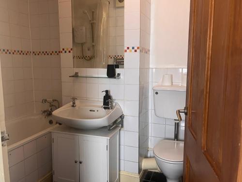 bagno con lavandino e servizi igienici di Charming Central London Apartment with Balcony a Londra