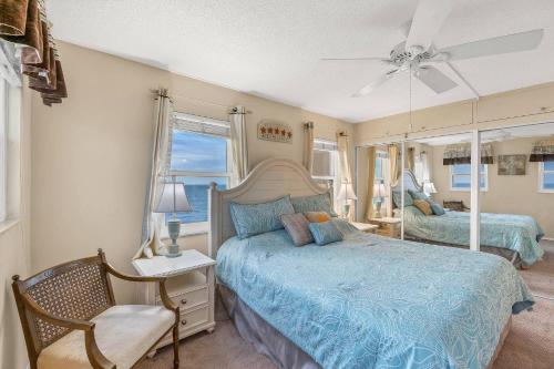 um quarto com uma cama e uma cadeira e uma ventoinha de tecto em San Marco 5th Floor with Private Beach em Venice