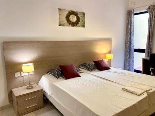 - une chambre avec un grand lit et 2 oreillers dans l'établissement Holiday Home in St. Paul’s Bay, à San Pawl il-Baħar