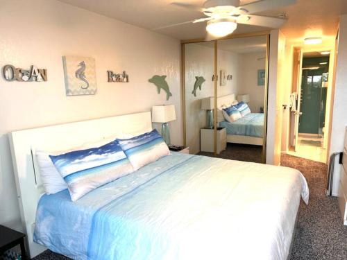 sypialnia z dużym białym łóżkiem z poduszkami w obiekcie Beachside Retreat w mieście Oceanside