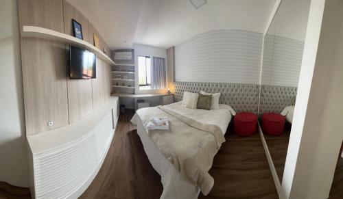 um pequeno quarto com uma cama e uma janela em POUSADA DA NANA em Jacaraípe