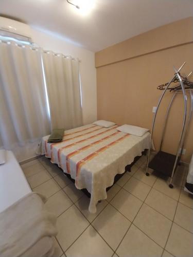 um quarto com uma cama num quarto em Flats Residence Bueno em Goiânia