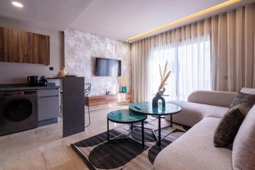 Una cocina o zona de cocina en Luxoria by ShortStayMaroc, Studio Moderne et Chic, Parking, Quartier Central