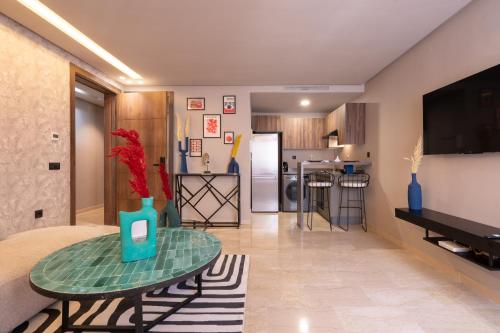 Una cocina o zona de cocina en Luxoria by ShortStayMaroc, Studio Moderne et Chic, Parking, Quartier Central