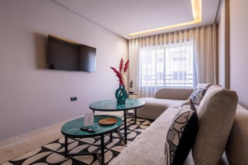 Una televisión o centro de entretenimiento en Luxoria by ShortStayMaroc, Studio Moderne et Chic, Parking, Quartier Central