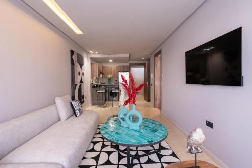 Una televisión o centro de entretenimiento en Luxoria by ShortStayMaroc, Studio Moderne et Chic, Parking, Quartier Central