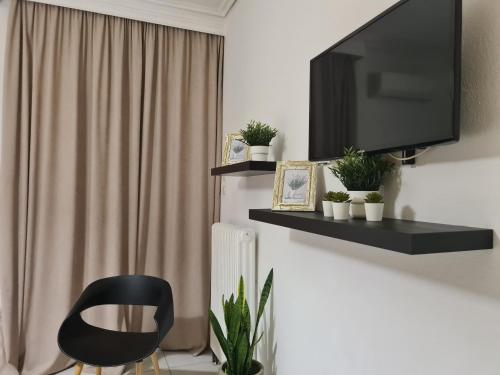 Televízia a/alebo spoločenská miestnosť v ubytovaní Apartment in the heart of the city 3