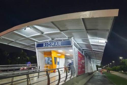 stacja benzynowa Romanagher w nocy w obiekcie Casa do Coité w mieście Rio de Janeiro