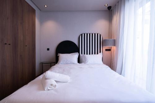 Cama o camas de una habitación en Luxoria by ShortStayMaroc, Studio Moderne et Chic, Parking, Quartier Central