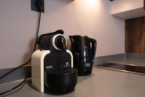 Utensilios para hacer té y café en Luxoria by ShortStayMaroc, Studio Moderne et Chic, Parking, Quartier Central