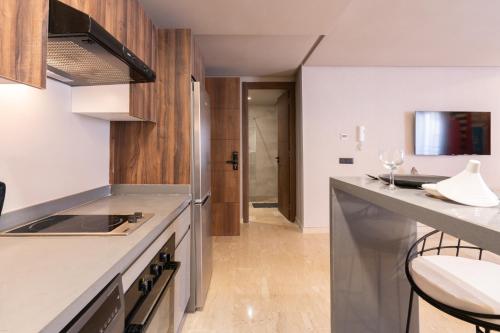 Una cocina o zona de cocina en Luxoria by ShortStayMaroc, Studio Moderne et Chic, Parking, Quartier Central