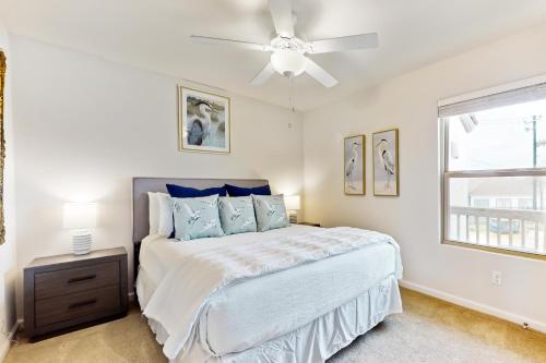 um quarto com uma cama e uma ventoinha de tecto em Rockport Getaway #608 em Rockport