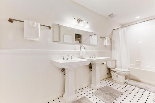 Un baño blanco con lavabo e inodoro. en Rockport Getaway #608, en Rockport