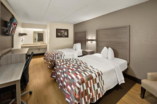 Tempat tidur dalam kamar di Red Roof Inn Chapel Hill - UNC