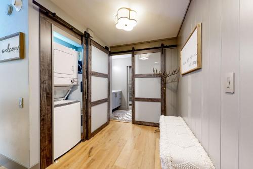 サンバレーにあるSun Valley Serenityの廊下、冷蔵庫、ドアが備わる客室です。