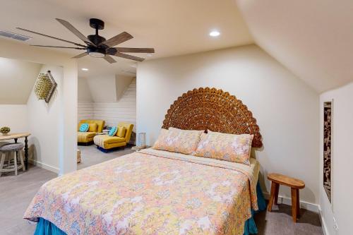 Un dormitorio con una cama y un ventilador de techo. en Lone Star Leisure, en Luckenbach