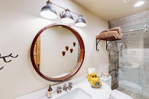 un baño con lavabo y espejo en Lone Star Leisure, en Luckenbach