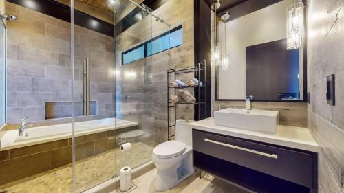 ein Bad mit einem Waschbecken, einem WC und einer Dusche in der Unterkunft ODYSSEY Boutique Hotel in San Luis