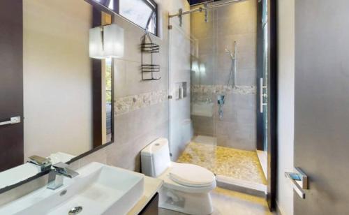 Un baño de ODYSSEY Boutique Hotel
