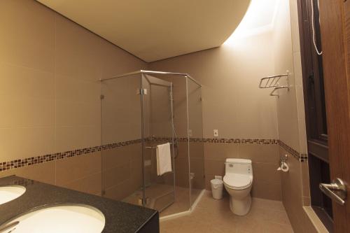 a bathroom with a shower and a toilet and a sink at 兩腳詩集綠活學旅 l 全自助入住旅館 l in Jiji