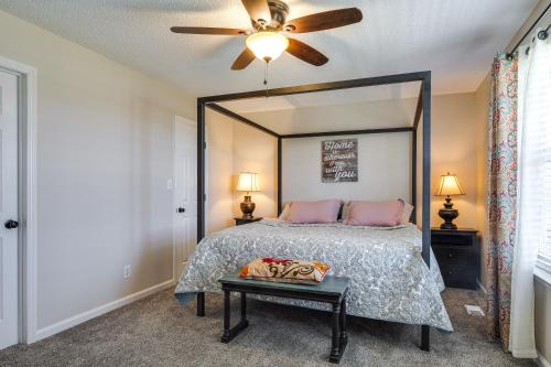 een slaapkamer met een bed en een grote spiegel bij Charming Country Home with Deck - 20 Mi to Franklin in Columbia
